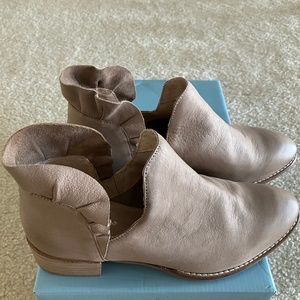 Seychelles Renowned Bootie Taupe Size 37.5